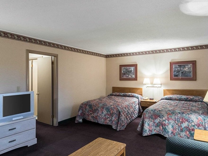 Rodeway Inn & Suites