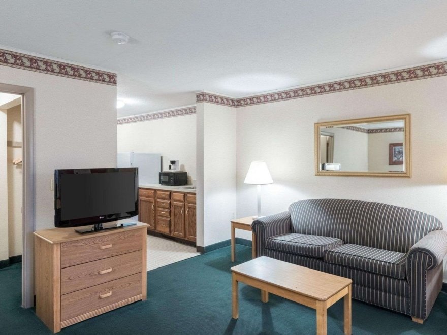 Rodeway Inn & Suites